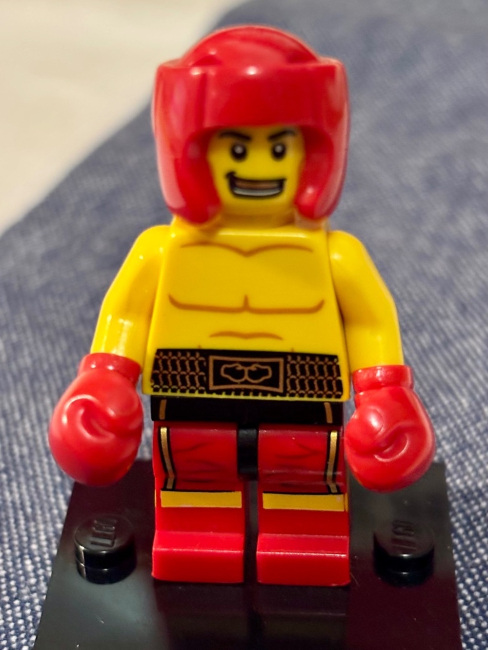 LEGO Series 5 "Boxer" col077 with stand & accessories.
